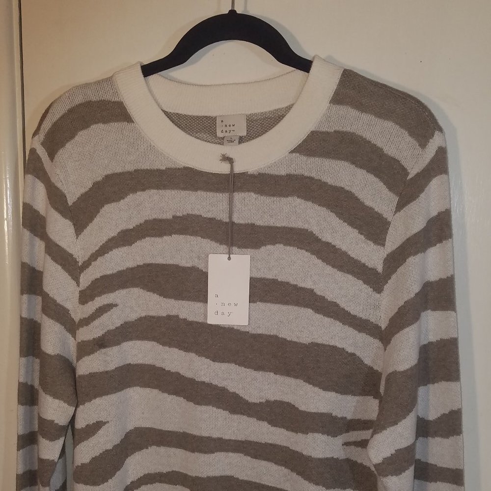 A New Day Women's Pull Over Sweater Cream/Tan Striped NWT Size Large Long Sleeve